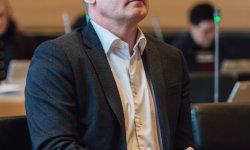 Hvør tók avgerðina, sum nú seinkar Fámjinstunlinum?