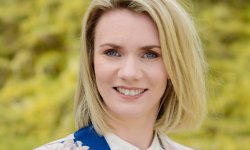 Hvør er tað, ið uppalir børnini?