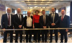 Vilja banna einnýtisplasti