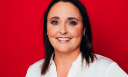 Raðfesti menniskja fram um tunlar og asfalt